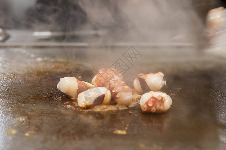 在铁板烧日本厨师在餐厅烹饪和烧烤期间图片