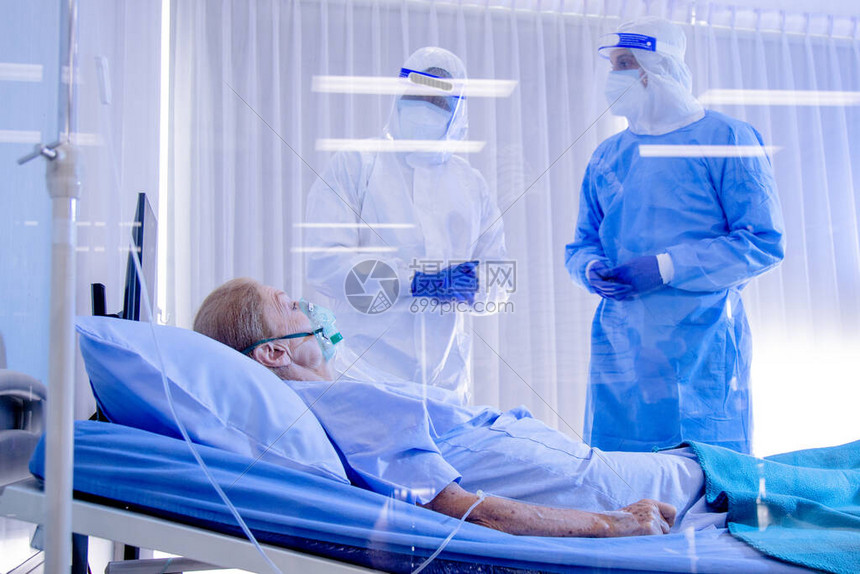 医生和护士在医院检疫室躺在床上照顾感染的covid19患者冠状covid19疾病例冠状是世界全图片