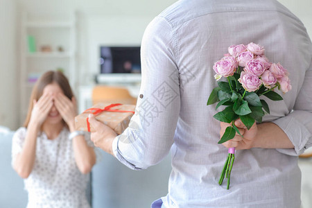 男人给家里女友送花束和礼物图片