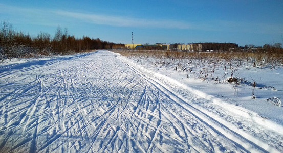 雪原上的滑雪场图片