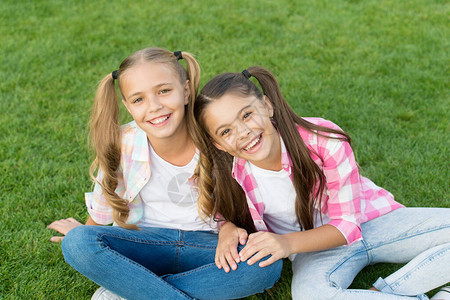 玩得开心快乐的孩子们在户外放松快乐的朋友姐妹情谊和友情阳光明媚的日子里快乐的女学生女孩马尾辫发型享受暑假幸福生活快图片
