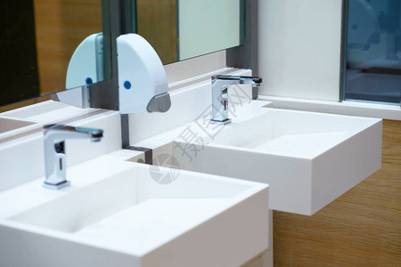 洗浴间或厕所内白色陶瓷水池和带肥皂施图片