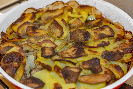 肉是在彩陶碗中与洋葱和土豆一起烤制的法国菜图片