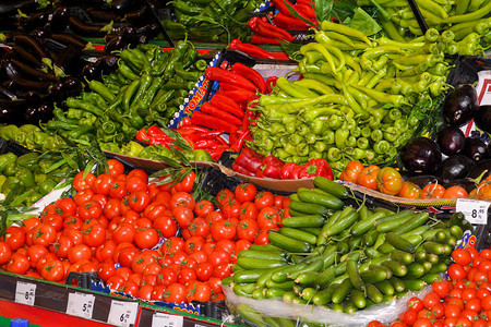 新鲜蔬菜西红柿洋葱蔬菜欧芹莳萝沙拉萝卜辣椒和大蒜在五颜六色图片