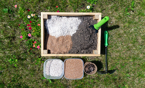 用天然肥料土壤添加剂和改良剂制备土壤混合物图片