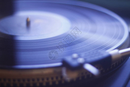 灯光效果带有剪切路径的旧黑胶唱片带黑胶唱片播放顶视图的DJ转盘关闭在转盘上的针背景背景