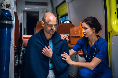 护士和坐在救护车里的毯子里的病人谈情说爱图片