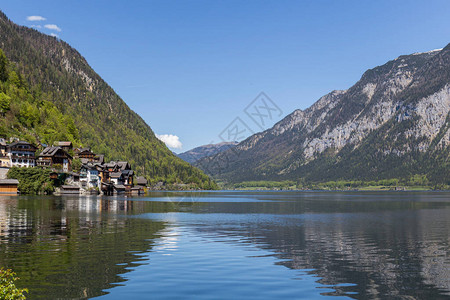 著名的哈尔施塔特山村和高山湖景观全景图片