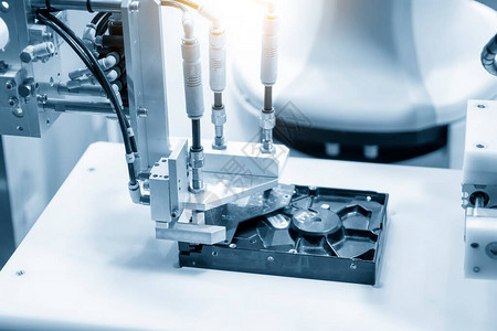 机械臂拾取硬盘部分中的电路板零件组装电子工业制造过程中材料处理背景图片