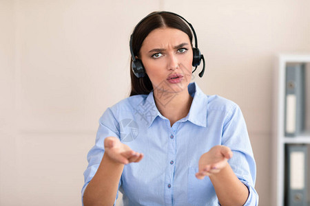 热线服务理念呼叫中心工人女孩与不满的客户咨询和解决坐在办公室的问图片