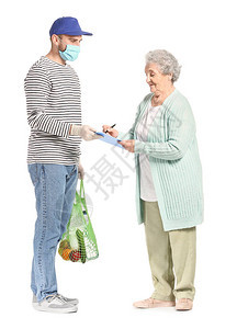 食品配送公司的快递员向白色背景的老年妇女提供产品图片
