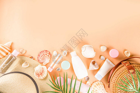 夏季化妆品背景夏季护肤品防晒化妆品旅行套装微型平躺时尚桃色背景图片