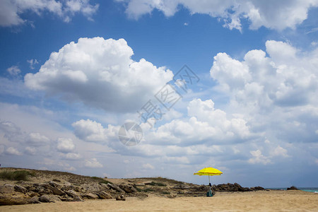 海滩的沙滩伞和云图片