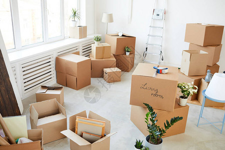 空房间里堆叠式纸板箱的宽角背景图像移动搬迁和房屋装饰概念背景图片