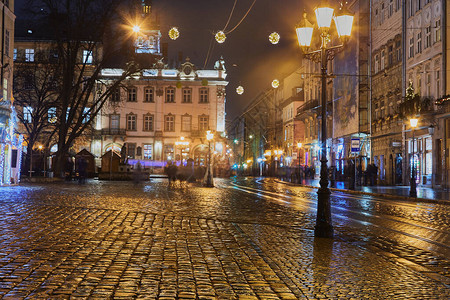 雨后欧洲古老城市深夜街道图片