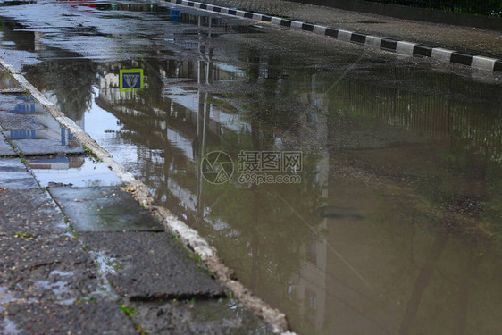 在雨季在城市环境中的大型行人便不图片