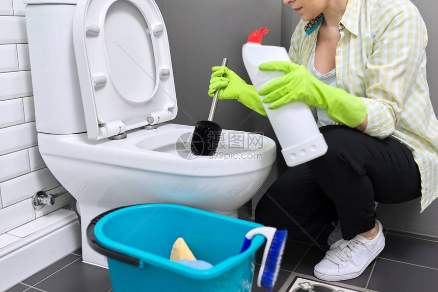 主妇清洗和消毒厕所戴手套的女人用洗涤剂和刷子家政清洁家务服图片