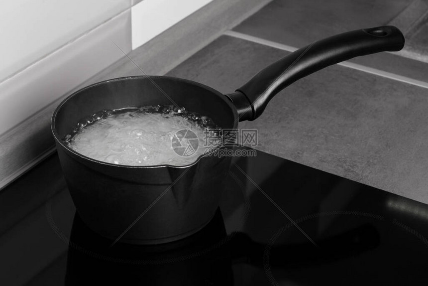 煮水的泡女孩在家里烹饪真切糖图片