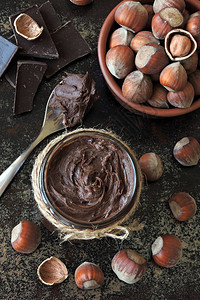 巧克力坚果酱榛子和黑巧克力天然巧克力坚果酱的成分概念能量食图片