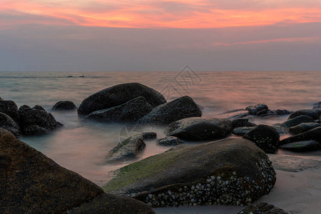 日落后夜晚的海与天空对峙图片