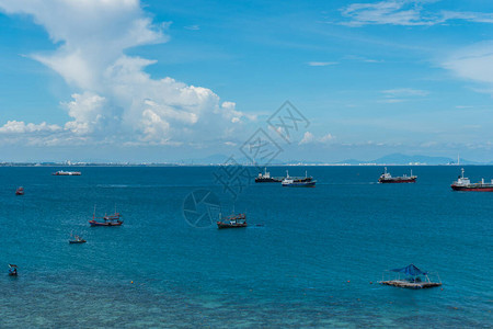 漂浮在蓝天海中的渔船图片