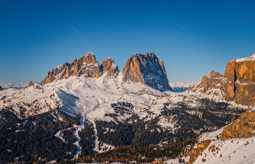 SassolungoLangkofel峰位于意大利北部的Sella集团周围的Ronda滑雪赛道上图片