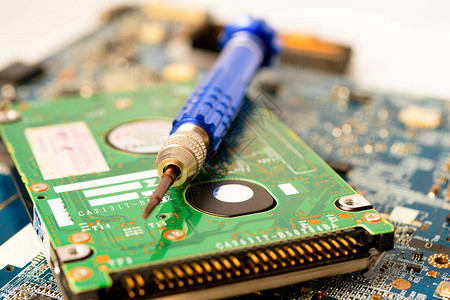 用焊接铁在硬盘内修理集成电路数据硬件技术员和技术的理念图片