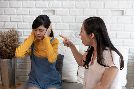 亚洲家庭十几岁的女儿用手捂住耳朵图片