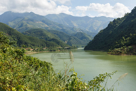 荔挺南那河山区河流莱州省越南背景