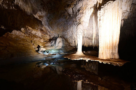 西澳大利亚州MargaretRiver地区LakeCave背景图片