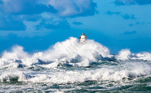 曼吉巴切岛的灯塔被狂风图片