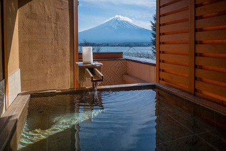 在日本富士山和川口湖的美丽景象下图片