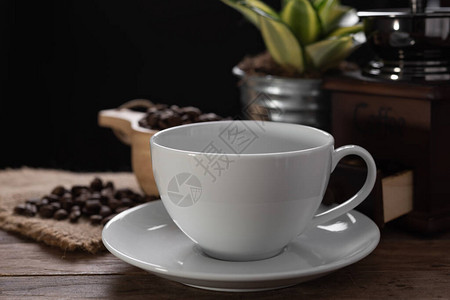白色咖啡杯咖啡研磨机和深底木制桌面玻图片