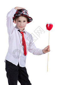 带着情人节的孩子戴帽子的男孩有红心美背景图片
