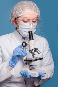 在疾控中心实验室工作的女科学家科背景图片