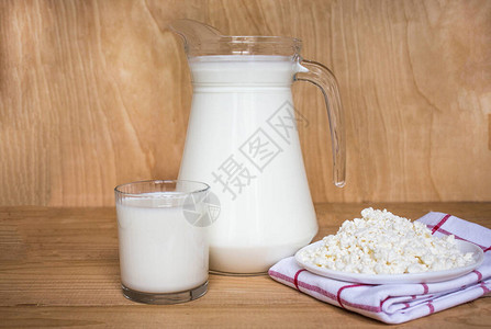 白木本底的鲜奶一壶牛奶和一杯牛奶复图片