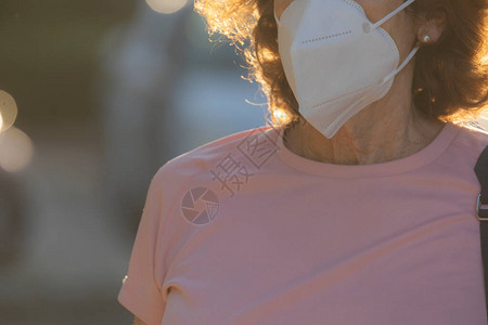 一名真正的妇女展示了如何戴上保护面具背景图片