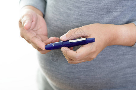 检查血糖水平的孕妇妊娠糖尿病注背景图片