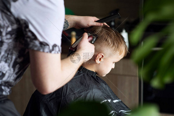 在家理发店和美发男士和儿童的发型理发师剪掉男孩适合孩子的时尚发型理发师用理发剪梳理图片