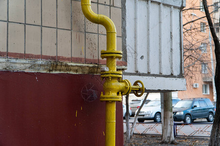 管道上带有飞轮的黄色燃气阀允许分配天然气并在必要时将其关闭法兰和弯头安装在阀门旁边的管道上管道位于公寓楼图片