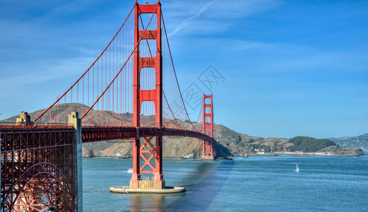 红色的金门大桥横跨旧金山湾图片