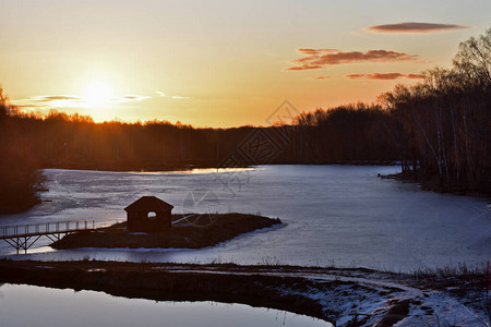 太阳在美丽的湖上日出图片