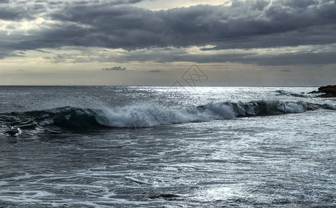 油轮冲到岸边后升高的水平美丽多彩的天空以及冲浪者的干净和完美的波浪一个美妙的时刻物理规律帕福斯海图片
