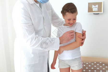 医生测量一个生病孩子的体温图片