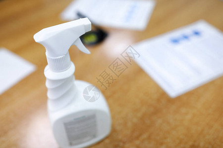 白色瓶喷雾与消毒液的特写镜头站在木桌上洗手的消毒剂预防感图片
