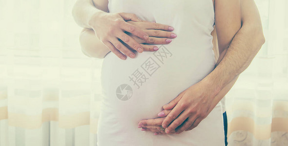 孕妇和孩子的父亲抱一个肚子有选择图片