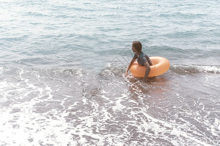 Girt带着pubber环在海里游泳健康的生活方式人们给户外探险浇水图片
