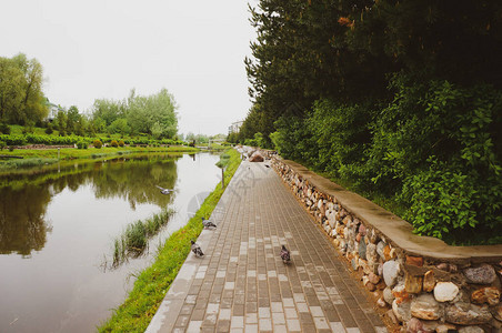 城市公园沿河铺有石块路面图片