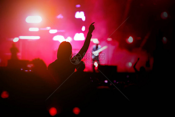 在音乐节的人群中女孩肩上跳图片