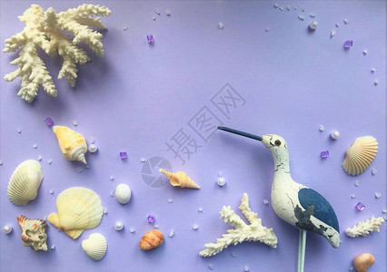 底部的小贝壳鹅卵石白色和紫色的水晶珍珠白色和蓝色鸟的木制形象图片